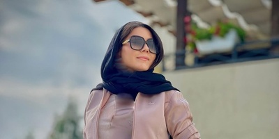 نگاهی به چیدمان شاهانه و شیک خونه مجردی  آزاده زارعی، بازیگر سریال «آوای باران» با ویوی ابدی/عاشق حال و هوای بالکنش شدم