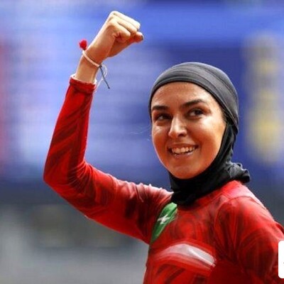 (عکس)سریعترین دختر ایرانی، فرزانه فصیحی، ورزشکار المپیک 2024 درکنار عادل فردوسی پور+ امضای کتاب عادل