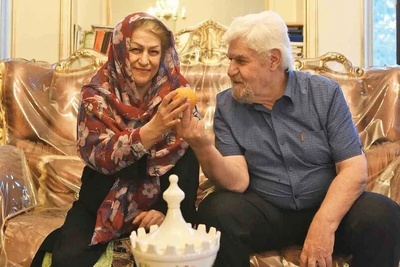 نگاهی به دکوراسیون خانه عنایت بخشی که بوی اصالت میدهد؛ از مبلمانی عناب رنگ و آشپزخانه‌ای نقلی تا میزی در گوشه پذیرایی پر از جایزه‌های بازیگر پیشکسوت+فیلم و عکس