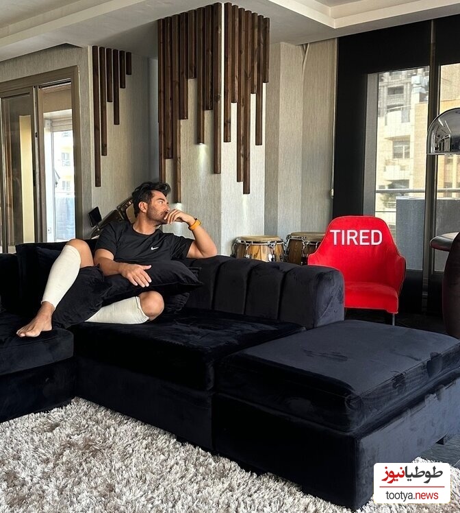 چیدمان اروپایی اتاق تلویزیون منزل رضا گلزار با مبلمان راحتی و تابلو، آباژر و...