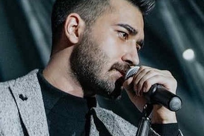 (ویدیو) اجرای شاهانه و جذاب آهنگ کی مثل تو میشه از علی یاسینی/تو بخند که بهترین تصویر دنیا عکس خندیدنته❤