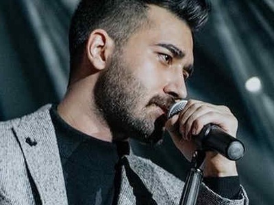 (ویدیو) اجرای شاهانه و جذاب آهنگ کی مثل تو میشه از علی یاسینی/تو بخند که بهترین تصویر دنیا عکس خندیدنته❤