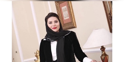 دکوراسیون منزل سحر دولتشاهی با تزئینات گچی معماری باروک/ درخشش پیانو دیجیتالی، لوستر مجلل و.. در شبی که بهرام رادان مهمان خانه اش بود