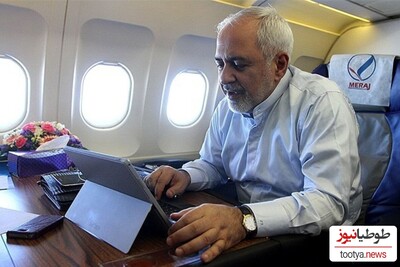 تصویری جالب از محمدجواد ظریف با پتوی گلبافت در هواپیما!