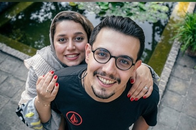 عاشقانه های امیر کاظمی برای همسرش: بی‌نهایت دوستش دارم؛ حتی تصور یک ثانیه دوری از مهتاب هم برام سخته.../ پرده‌برداری امیر کاظمی از عادتی که همسرش را ذله کرده است!
