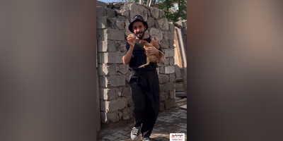 خلاقیت خنده‌دار جوان ترکیه‌ای در طراحی لباس با مرغ و خروس حماسه آفرید😂/خلاق تویی بقیه اداتو درمیارن داداش