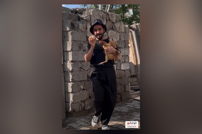 خلاقیت خنده‌دار جوان ترکیه‌ای در طراحی لباس با مرغ و خروس حماسه آفرید😂/خلاق تویی بقیه اداتو درمیارن داداش