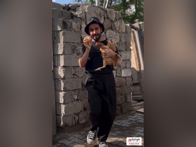 خلاقیت خنده‌دار جوان ترکیه‌ای در طراحی لباس با مرغ و خروس حماسه آفرید😂/خلاق تویی بقیه اداتو درمیارن داداش