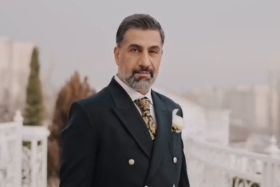نگاهی به مجلس عروسی محمد نادری در سن 48 سالگی به سبک پادشاه رم/ سنگ تمام سیامک انصاری، باربد بابایی امیرحسین رستمی و سایر هنرمندان برای شاه داماد+ کلیپ عروسیشو از دست ندید