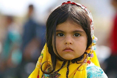 شاهکار دختر لُر با کمانچه؛ اصالت و هنر در یک قاب تماشایی!/ یعنی این دختر واقعاً 10 سالشه؟!