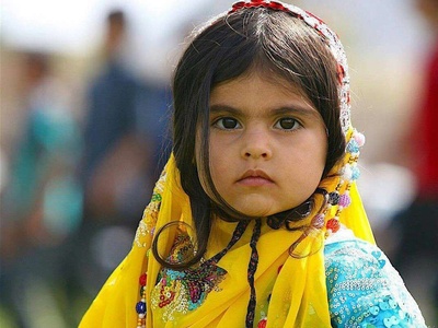 شاهکار دختر لُر با کمانچه؛ اصالت و هنر در یک قاب تماشایی!/ یعنی این دختر واقعاً 10 سالشه؟!