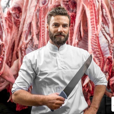 قصابی که هنرمند از آب درآمد؛ وقتی ویترین مغازه تبدیل به موزه می‌شود!/ هنرنمایی با چرخ‌گوشت!