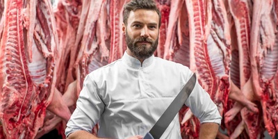 قصابی که هنرمند از آب درآمد؛ وقتی ویترین مغازه تبدیل به موزه می‌شود!/ هنرنمایی با چرخ‌گوشت!