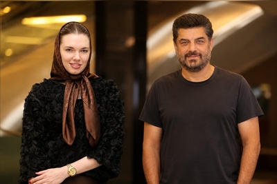 استایل بازیگران «جزیره جیمزباند»؛ از کلاسیک‌های شیک تا کژوال‌های پرطرفدار+فیلم