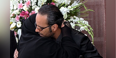 حضور گسترده و گرم سلبریتی‌ها و چهره‌های موسیقی در مراسم ختم پدر شهرام شکوهی؛ احسان علیخانی، پژمان جمشیدی، حمید عسگری، علی اوجی و...+عکس