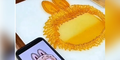 وقتی پشتکار و استعداد وخلاقیت تویِ یک نفر جمع میشه و اینجوری محشر به پا میکنه؛ هنرنمایی جالب در طراحی چهره لبوبو فقط با قند ذوب شده!+ویدیو