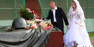 (عکس)آداب و رسم عجیب وباورنکردنی ازدواج در کشورهای مختلف/ پرت کردن آشغال بدبو به عروس و داماد هم جز رسمشونه!