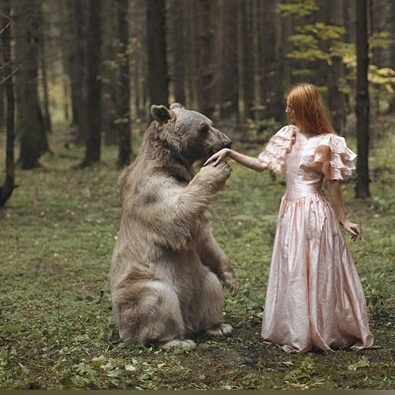 14 تصویر رویایی و حیرت‌انگیز دختر مو قرمز روسی با حیوانات جنگل که مو را تن بینندگان سیخ می کند