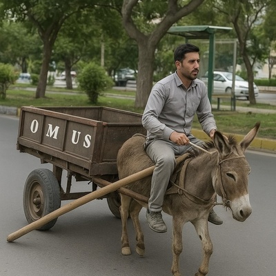 خلاقیت خنده دار راننده باری در تعمیر موتورش با کمترین امکانات شاهکاریه برای خودش/ وقتی هوشت بالاست و از فیزیک استفاده میکنی/ بفرما تکنولوژی😂