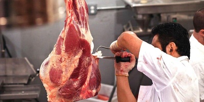 خلاقیت هوش پران اوستای قصاب برای کشاندن مشتری به داخل مغازه/ فکر نکنم کسی هوس خوردن گوشت به سرش بزنه😂