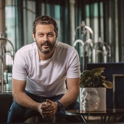 نگاهی به دکوراسیون خانه پژمان بازغی؛ از پرده‌هایی چندرنگ و مبلمانی ساده تا نصب گلیم روی دیوار، لوستر کریستالی قدیمی و آنتیک‌هایی که حال و هوای شمال رو داره+ویدیو