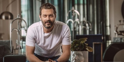 نگاهی به دکوراسیون خانه پژمان بازغی؛ از پرده‌هایی چندرنگ و مبلمانی ساده تا نصب گلیم روی دیوار، لوستر کریستالی قدیمی و آنتیک‌هایی که حال و هوای شمال رو داره+ویدیو