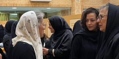 آزیتا حاجیان و دختر بزرگش همسر اکبر عبدی را در سخت‌ترین لحظات زندگی‌اش تنها نگذاشتند +ویدیو