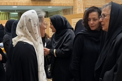آزیتا حاجیان و دختر بزرگش همسر اکبر عبدی را در سخت‌ترین لحظات زندگی‌اش تنها نگذاشتند +ویدیو