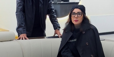 خونه زندگی شاهانه قصر دوبلکس لیلا بلوکات «نفرتیتی سریال یوسف پیامبر» با رویکرد مینیمالیستی مدرن/ مبلمان ال، چراغ آویز سقفی، اکسنت وال، کاناپه تلفیقی از سنگ و...