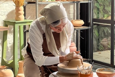 نگاهی به چیدمان کارگاه سفالگری رویا جاویدنیا باکلاس ترین 60 سالهِ سینمای ایران/ دستانی که عشق می آفرینند+فیلم