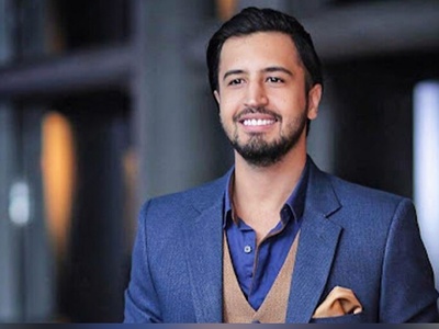 استایل جنتلمنی مهرداد صدیقیان در عروسی پر زرق و برق برادر بزرگترش مهدیار+ ویدیو/ شباهت صفر درصدی آقای بازیگر به برادر دامادش!