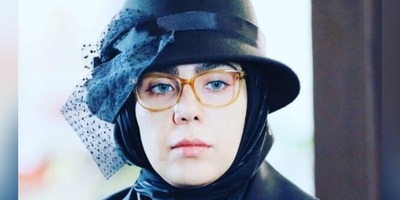 نگاهی به ترکیب تجمل و طبیعت در دکوراسیون خانه حدیث چهره‌پرداز، بازیگر نقش مومو در بچه مهندس؛ شومینه کلاسیک، مبلمانی خوشرنگ و استفاده از قوچ در پذیرایی بعنوان دکوری متفاوت! +عکس