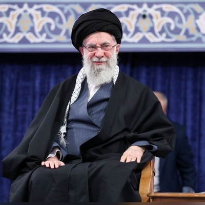 لحظاتی دیدنی و صمیمی از تعارف کردن خرما به مهمانان توسط رهبر انقلاب در افطاری بیت رهبری +ویدیو