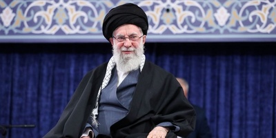 لحظاتی دیدنی و صمیمی از تعارف کردن خرما به مهمانان توسط رهبر انقلاب در افطاری بیت رهبری +ویدیو