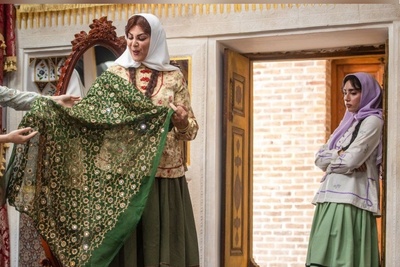 نگاهی به دکوراسیون اصیل عمارت امینی‌ها که محل زندگی لاله اسکندری و علی مصفا شد/ ارسی‌های رنگین، آینه‌کاری‌های چشم‌نواز و هندسه‌ای دقیق روایتی از اصالت و هنر معماری ایرانی