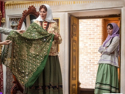 نگاهی به دکوراسیون اصیل عمارت امینی‌ها که محل زندگی لاله اسکندری و علی مصفا شد/ ارسی‌های رنگین، آینه‌کاری‌های چشم‌نواز و هندسه‌ای دقیق روایتی از اصالت و هنر معماری ایرانی