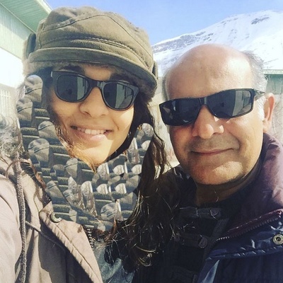 نگاهی به دیزاین اتاق خواب آپارتمان سیاوش چراغی‌پور، امیریِ لیسانسه‌ها؛ از تختی شاهانه تا دراور و آینه‌ایی به سلیقه تازه‌عروسان!+ویدیو