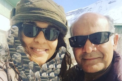 نگاهی به دیزاین اتاق خواب آپارتمان سیاوش چراغی‌پور، امیریِ لیسانسه‌ها؛ از تختی شاهانه تا دراور و آینه‌ایی به سلیقه تازه‌عروسان!+ویدیو