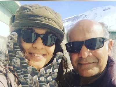 نگاهی به دیزاین اتاق خواب آپارتمان سیاوش چراغی‌پور، امیریِ لیسانسه‌ها؛ از تختی شاهانه تا دراور و آینه‌ایی به سلیقه تازه‌عروسان!+ویدیو