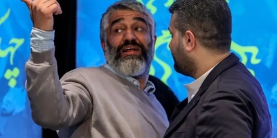 جلسه فوری و محرمانه پژمان جمشیدی با وکلای خبره اش در محوطه شعبه 9 دادگاه کیفری+فیلم