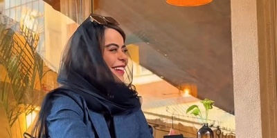 دکوراسیون جذاب کافه دوطبقه الهام اخوان در مرکز شهر با حیاط و بالکن دنج/ کتابخونه، چراغ نفتی دکوری، مجسمه های اگزجره و...