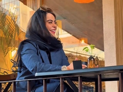 دکوراسیون جذاب کافه دوطبقه الهام اخوان در مرکز شهر با حیاط و بالکن دنج/ کتابخونه، چراغ نفتی دکوری، مجسمه های اگزجره و...