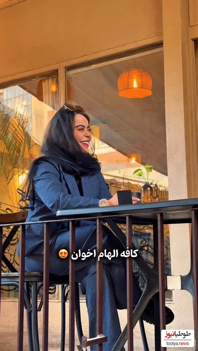 دکوراسیون جذاب کافه دوطبقه الهام اخوان در مرکز شهر با حیاط و بالکن دنج/ کتابخونه، چراغ نفتی دکوری، مجسمه های اگزجره و...