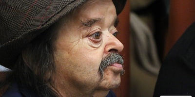 قاب خانوادگی عجیب اسدالله یکتا در شب تولدش / تفاوت قد باورنکردنی این بازیگر با پسرانش! / جشنی که همه را شوکه کرد!