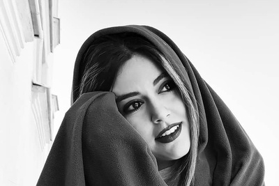 عکس دلبرانه و خاص ماهور الوند در کافه کتاب