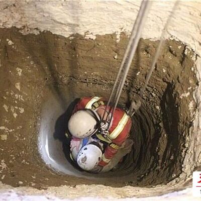 (فیلم) لحظه نفسگیر نجات مرد میانسال خرم آبادی که به عمق چاه 25 متری سقوط کرده است!😱