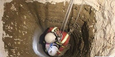 (فیلم) لحظه نفسگیر نجات مرد میانسال خرم آبادی که به عمق چاه 25 متری سقوط کرده است!😱