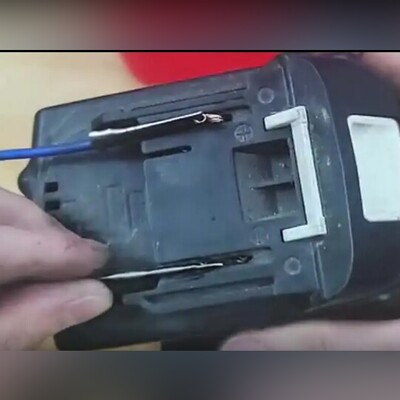 (فیلم) خلاقیت و ایده هوشمندانه یک چینی برای تعمیر وسایل پلاستیکی با باتری 1.5 ولتی/اینم از یک نابغه چینی