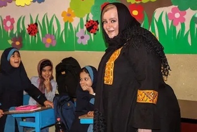 اجرای ترانه «همشاگردی سلام» توسط نعیمه نظام‌دوست، گیتی قاسمی، رویا میرعلمی و سایر بازیگران ایرانی