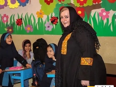 اجرای ترانه «همشاگردی سلام» توسط نعیمه نظام‌دوست، گیتی قاسمی، رویا میرعلمی و سایر بازیگران ایرانی